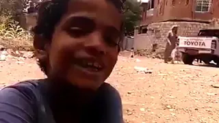 طفل ينشد رقت عيناي شوقا بطريقة خيالية شاهد دندنها