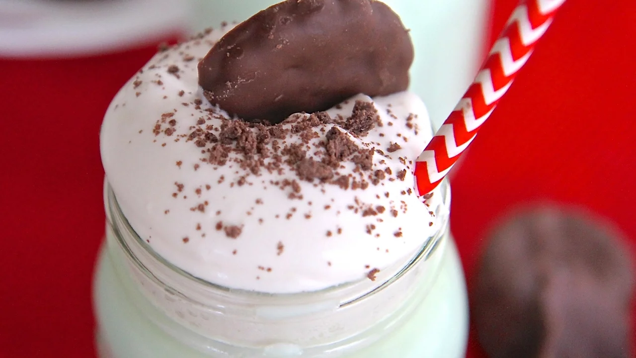 How To Make Creamy Mint White Hot Chocolate (Crock-Pot)   Recipe