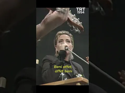 Harun Kolçak “Beni Affet” şarkısını söylüyor, ona Deniz Arcak eşlik ediyor. 🎸