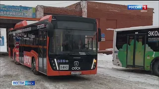 В Омском Дептрансе назвали причину, по которой омичи подолгу стоят на остановках