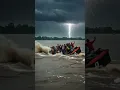 Lagu Nyaris Disambar Petir! Perahu Penuh Penumpang Tertangkap Kamera Saat Badai! ⚡