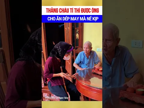 Thằng cháu tí thì được ông cho ăn dép may mà né kịp 🤣