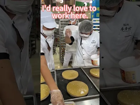 Without intense rush work, this job in a mooncake factory is something many people dream of having.