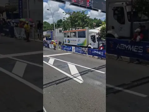 La ligne d'arrivée s'ambiance en attendant les coureurs