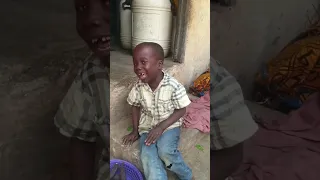 طفل يبكي ويضحك هههه   الفلوس دندنها