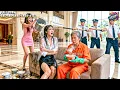 Download Lagu Ibu dan anak petugas kebersihan dihina pegawai sombong—ternyata dia bos wanita tersembunyi!
