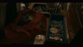 Raising Kanan 3x06 - after killing unique Ronnie steals his stuff
