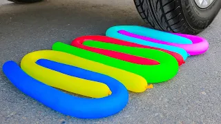 Aplastando Cosas Crujientes con el Coche | Experimento: Arcoíris de Globos VS Rueda de Coche