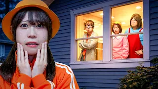 お家に入れてよ〜＞＜ママもパパも私に怒ってばっかり！ケンカして小学生が家出しちゃった！もっと優しいママのこどもになりたい！優しい家族の本当の正体は...？【寸劇】
