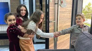 عيوش قررت تعيش في بيتنا     جوجو وروزا ما رضيو ترجع  دندنها