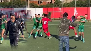 بعد فوز  النسور  بديربي الأمل   عراك بعد نهاية المباراة بين لاعبي الرجاء والوداد دندنها