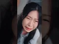 i preman sekolah dengar pikirannya: dia ingin menghindarinya, tapi dia malah terus menempel padanya.