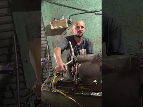 Furacão de barra mecânica longa no torno