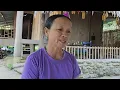 Mui waited for Nhat at the meeting spot, unaware that she would not be coming.