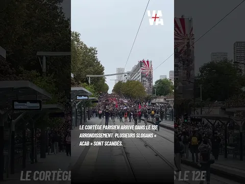 Le cortège parisien arrive dans le 12e arrondissement. Plusieurs slogans « ACAB » sont scandés.
