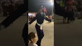 شرطي مغربي يرقص بغرابة أمام الناس 