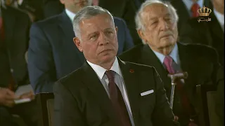 جلالة الملك في لحظة تأثر بقصة نجاح المغترب الأردني علي الشجراوي دندنها