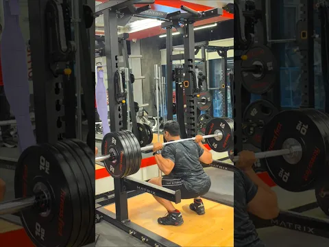 Monday blues? Nah… MONDAY SQUATS! 😂🔥