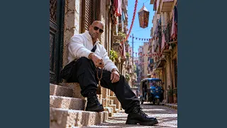 انتا جاي في ايه يا شيخنا  انا مش عامل فيها مولانا    دندنها