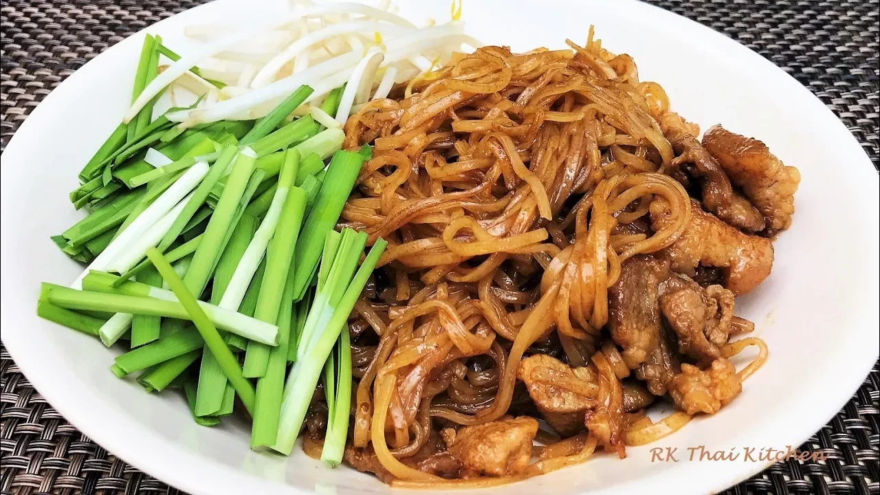  Pad Mee Isaan (Stir-fried noodles Isaan style)