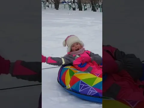 ДЕТИ и МАМА катаются на ПЛЮШКЕ ЗИМОЙ🥰😊 #funny #семьявместе #лерочка