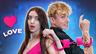 لقد وقعت في حب مجرم والدي ضد صديقي 