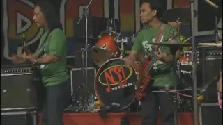 mansur s di panggung palapa membawakan lagu sejengkal tanah 