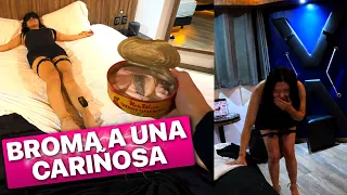Comiendo la Comida mas Apestosa del Mundo dentro de un Motel (BROMA)