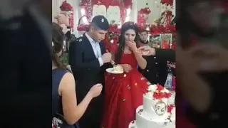 يرجى من العروس الا تمزح مع زوجها في يوم العرس العريس يعصب ويضرب العروس 