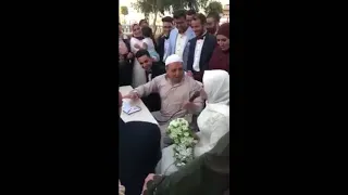 احلي مأذون ممكن تشوفه في حياتك بارك الله لهما وبارك عليهما وجمع بينهما في خير 