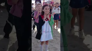 بالرغم من الحرب والنزوح طفلة من غزة ترقص على أغنية أنا بنت فلسطينية صغيرة 
