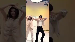 اداء جيهوب مع سانا من توايس تحدي رقص اغنية This Is For Twice Jhope اترك لكم التعليق 