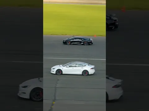 Bugatti Chiron SS vs Tesla Model S Plaid! 🔥😱