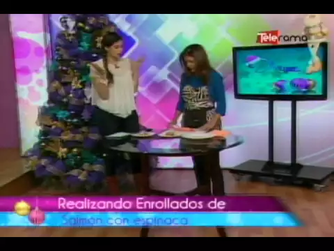 Realizando enrollados de salmón y espinaca