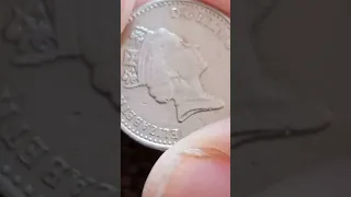 عملة الذهب الابيض أكثر من   الف دولار دندنها