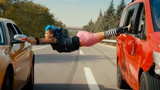 فرامل عربيتهم بتبوظ والرحلة بتتلغي وبيحاولوا يوقفوا العربية بأي شكل            دندنها