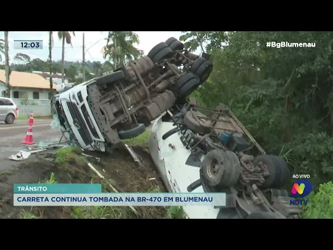 Carreta continua tombada na BR-470 em Blumenau