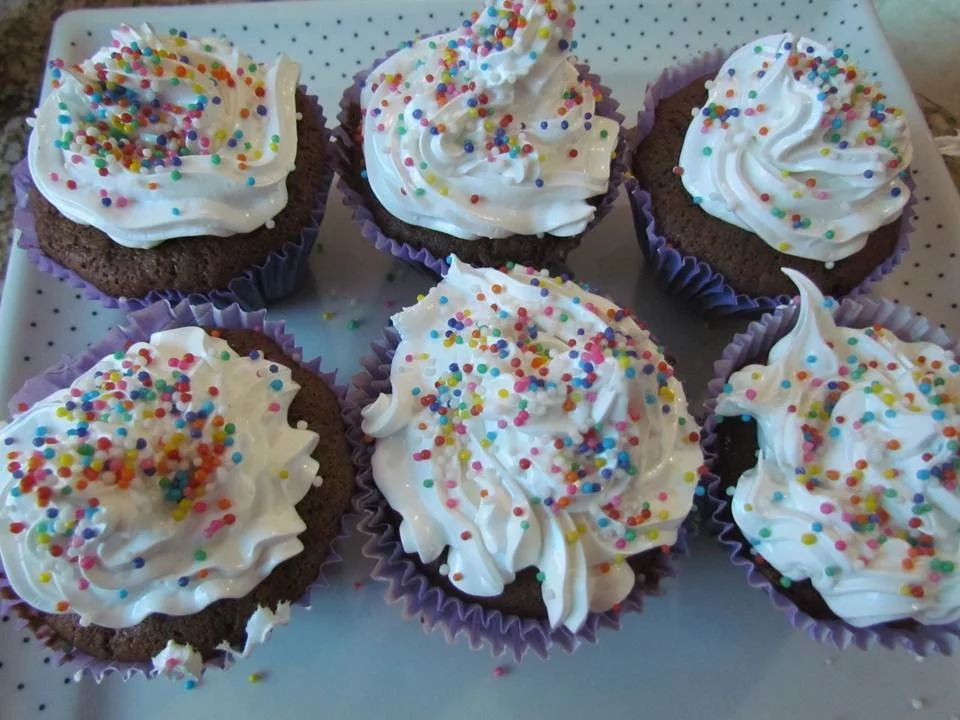 CUPCAKE DE BRIGADEIRO COM COBERTURA DE CHANTILLY RECEITAS DA VÓ LURDES