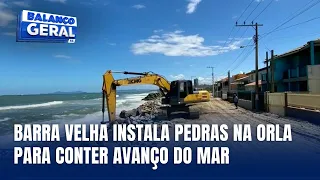 Barra Velha instala barreira de pedras para conter avanço do mar