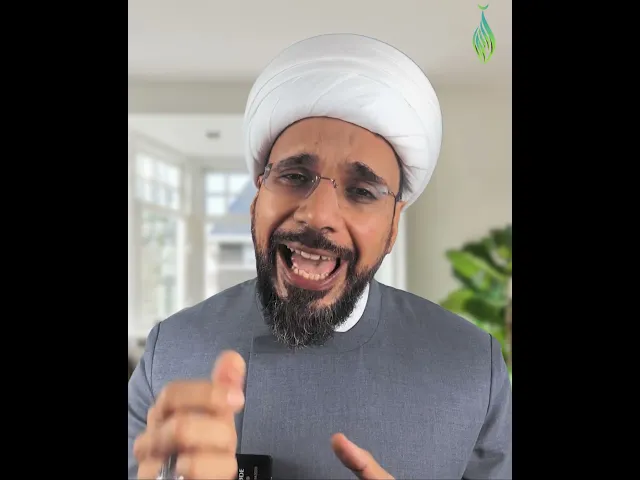 ⁣Is Reciting Quran from screens same as using the actual Book? Sh. M. Al-Hilli #dailydose