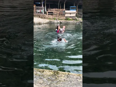 Anak bayi juga tidak kalah kuatnya berenang di Air dingin sedingin es