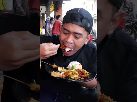 Makan nasi campur bali