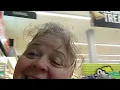 Comprando lechugas y tomatez chery