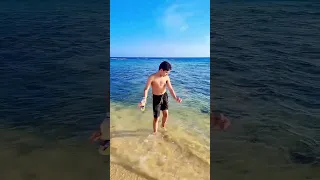 ولد حلو يغوص في البحر بملابس شبه عارية وجسمه مكشوف كامل 