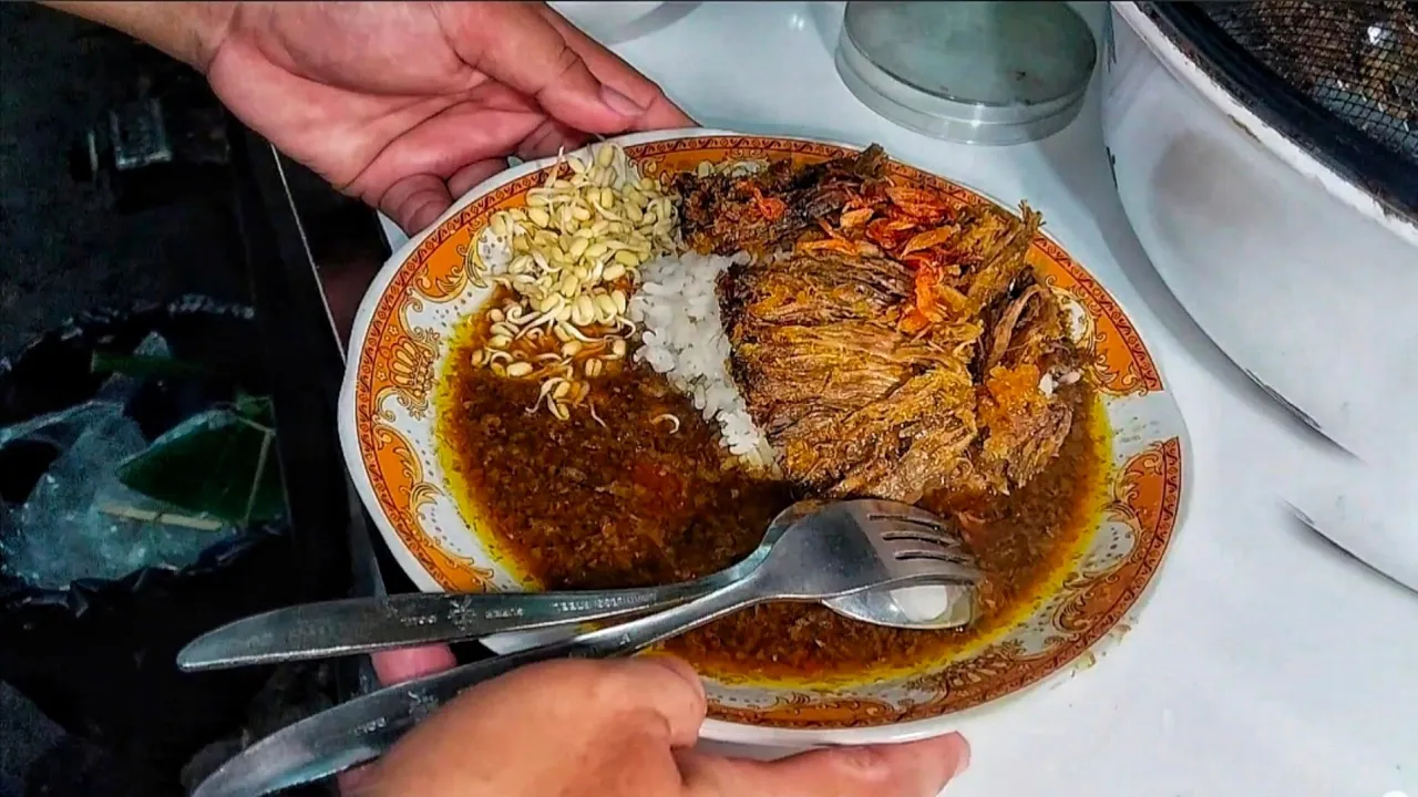 Sudah berjualan sejak tahun 1965 - Rawon legendaris di Surabaya NASI RAWON & SEMUR PAK H. SUPARAN Sudah berjualan sejak tahun 1965 - Rawon legendaris di Surabaya NASI RAWON & SEMUR PAK H. SUPARAN