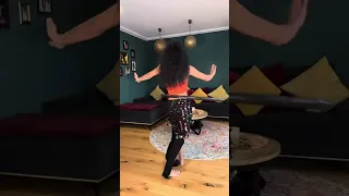 على رمش عيونها  الجميلة و الطوق                                                   هولاهوب مع ولاء دندنها