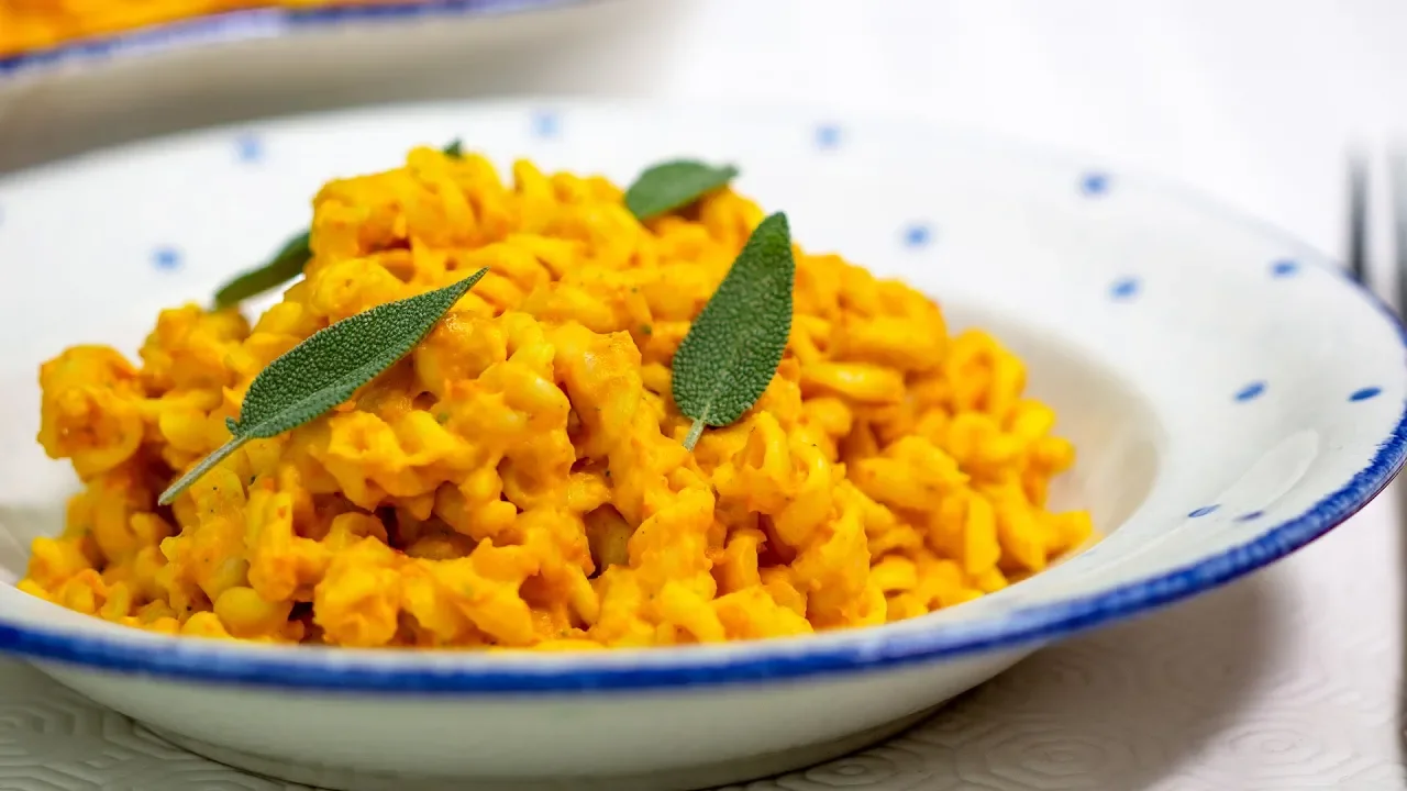 Der Squash Kürbis ist der ideale Portionskürbis. Seine Konsistenz erinnert an den Spaghetti Kürbis. . 