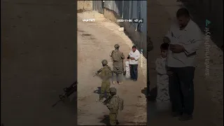 يتشبث بوالده خوفا من جنود الاحتلال 