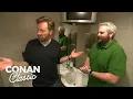 Download Lagu Conan lost een probleem op in het herentoilet van 'Late Night' | Late Night met Conan O'Brien