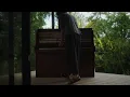 A piano lost in the woods - Lysten